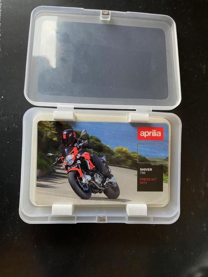 Aprilia Shiver 750 motorcycle press kit NEW MODEL USB STICK, Verzamelen, Automerken, Motoren en Formule 1, Gebruikt, Motoren, Ophalen of Verzenden