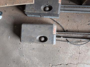2 stuks garage poort openers beschikbaar voor biedingen