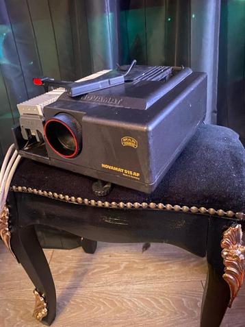 Dia apparaat met dia’s van koningshuis beschikbaar voor biedingen