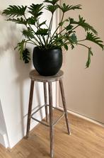 Stevige houten hoge kruk met metalen voetsteun, Ophalen, Gebruikt, Hout