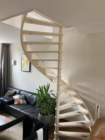 Gezocht; leuning voor wenteltrap spiltrap ong. 3 meter hoog beschikbaar voor biedingen