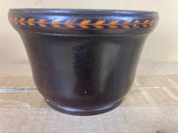 Antiek notenhouten kluwenbakje beschikbaar voor biedingen