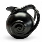 Schoonhoven, zwart platelen kan met slangvormige greep, Antiek en Kunst, Antiek | Keramiek en Aardewerk, Ophalen of Verzenden