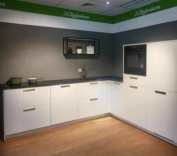 Mooie showroomkeuken helemaal compleet 2.87mx 2.30m beschikbaar voor biedingen