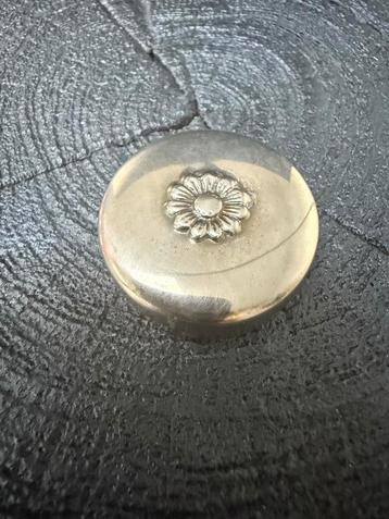 Zilveren Pillendoosje met Bloem Reliëf - 800 Zilver beschikbaar voor biedingen