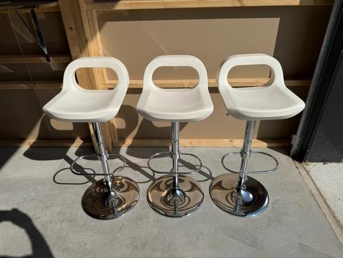 3x witte barstoelen tekoop!, Huis en Inrichting, Barkrukken, Zo goed als nieuw, Kunststof, 3 krukken, Ophalen