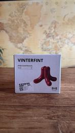Ikea x Gustaf Westerman Vinterfint kandelaar rood, Huis en Inrichting, Woonaccessoires | Kandelaars en Kaarsen, Overige materialen