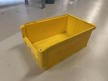 Stapelbak magazijnbakken geel 50 cm - 30 stuks beschikbaar voor biedingen