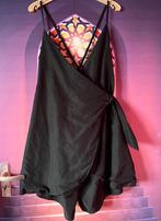 Leuke korte playsuit 44 met rokje en rits achter nu 21,99€, Kleding | Dames, Jumpsuits, Zwart, Maat 42/44 (L), Ophalen of Verzenden