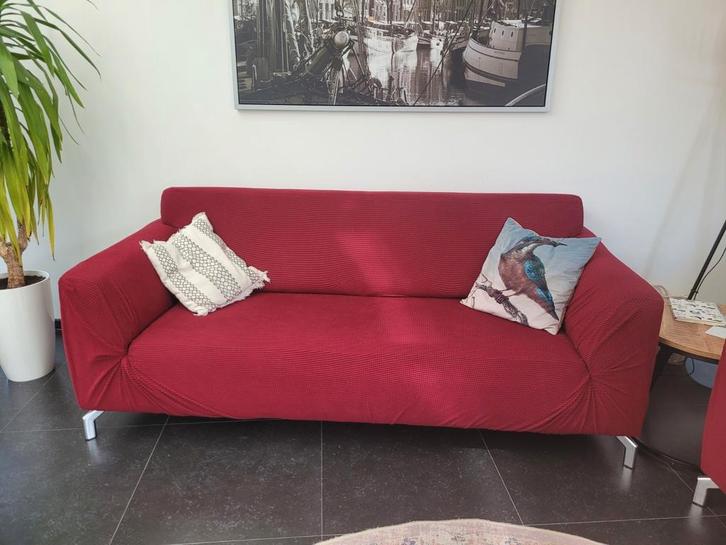 Gratis Eén bordeauxrode bank (tweezits), Huis en Inrichting, Banken | Bankstellen, Gebruikt, Tweepersoons, 150 tot 200 cm, 75 tot 100 cm