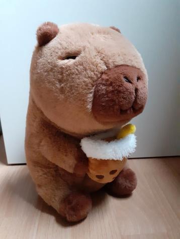 Capybara knuffel met boba tea beschikbaar voor biedingen