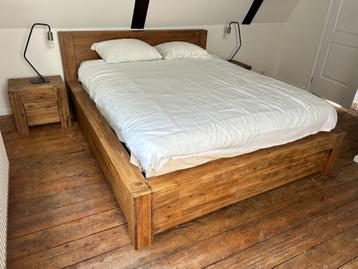 Oude teak bed (185x225x90) & 2 nachtkastjes 