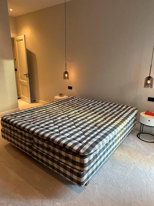 Complete Hastens Luxuria boxspring, Huis en Inrichting, Slaapkamer | Boxsprings, Gebruikt, 180 cm, 210 cm, Tweepersoons, Grijs