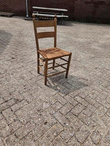 houte stoel met rieten zitvlak beschikbaar voor biedingen