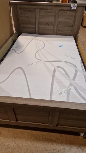 Houten Bedframe 140x200 cm - Tijdloze Stijl! beschikbaar voor biedingen