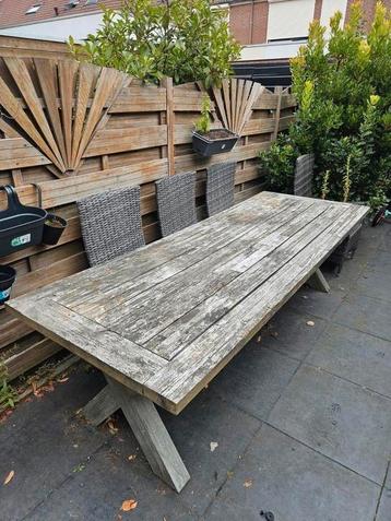 Grote tuintafel en 2 luxe tuinstoelen beschikbaar voor biedingen