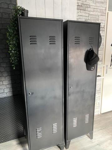 Metalen lockers 2 stuks beschikbaar voor biedingen