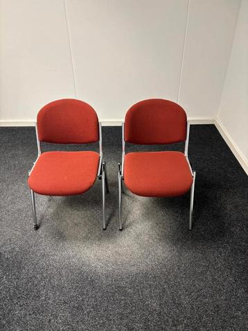 Twee nette stoelen - Aannemelijk bod! beschikbaar voor biedingen