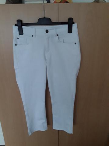  *ENJOY WOMANSWEAR* STRETCH WITTE CAPRI BROEK Z.G.A.N. beschikbaar voor biedingen