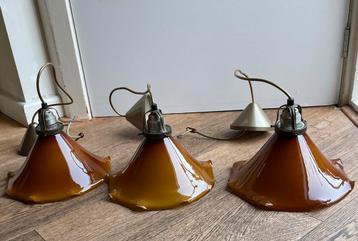 3 Bruine Glazen Hanglampen beschikbaar voor biedingen