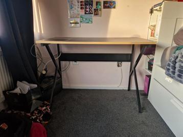 Zwart Bureau - Stijlvol en Praktisch beschikbaar voor biedingen