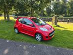 Peugeot 107 1.0 12V 3DR 2-TRONIC 2010 Rood, Auto's, Peugeot, 4 stoelen, 68 pk, Origineel Nederlands, Particulier