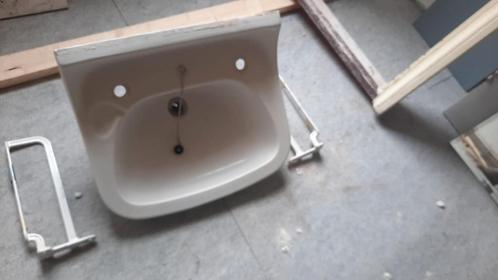 vintage wastafel (1971) met achterplaat en spiegel uit 1937, Huis en Inrichting, Badkamer | Badkamermeubels, Gebruikt, Wasbak of Wastafel