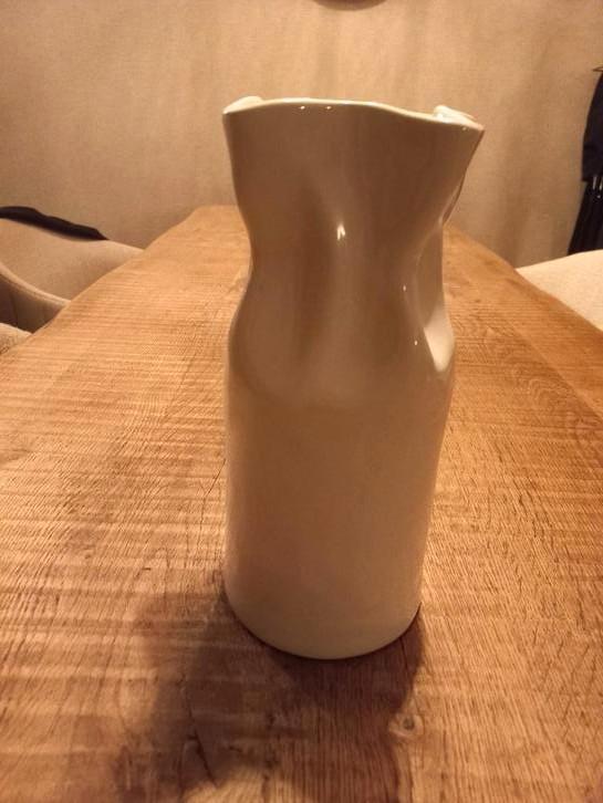 Witte aparte vaas. Van de Kwantum., Huis en Inrichting, Woonaccessoires | Vazen, Zo goed als nieuw, Wit, Minder dan 50 cm, Aardewerk of Porselein