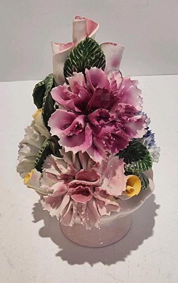 Royal Kendall porseleinen anjers in mandje beschikbaar voor biedingen