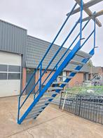 Stalen trap blauw hoog 2.7mtr nob141, Doe-het-zelf en Verbouw, Ladders en Trappen, Ophalen, Zo goed als nieuw, 2 tot 4 meter