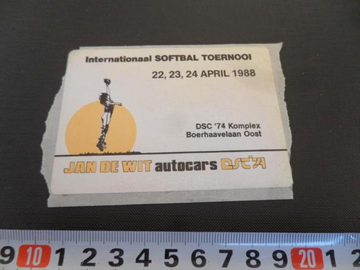 sticker Internationaal Softbal Toernooi 1988 DSC'74 Komplex, Verzamelen, Stickers, Zo goed als nieuw, Ophalen