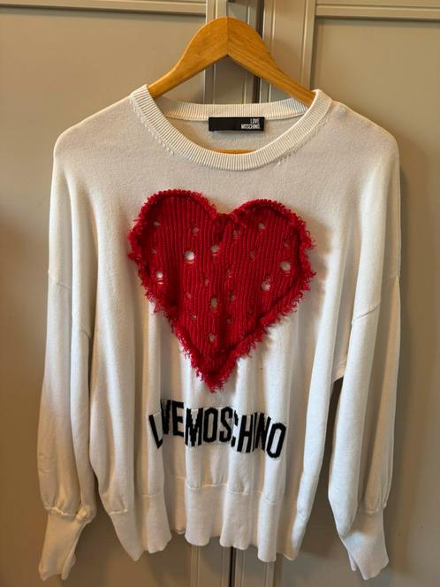Nieuwstaat! Love Moschino trui met rood hart – maat L, Kleding | Dames, Truien en Vesten, Zo goed als nieuw, Maat 42/44 (L), Wit