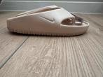 Nike Calm Flip Slippers Beige - Maat 39 - Nieuw, Ophalen of Verzenden, Nieuw, Beige, Slippers