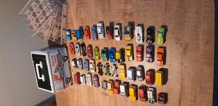 Universele modelauto koffer met 48 auto's, Hobby en Vrije tijd, Modelauto's | Overige schalen, Auto, Ophalen of Verzenden