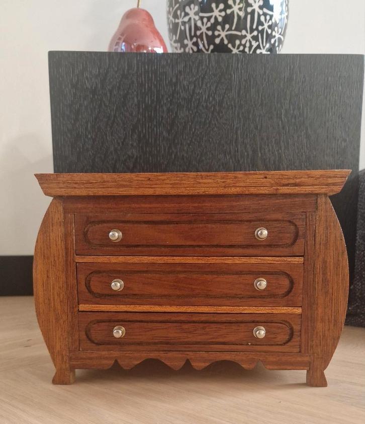 Handgemaakt houten dressoir voor Barbiepoppen, Verzamelen, Poppenhuizen en Toebehoren, Nieuw, Gebruiksvoorwerp, Ophalen of Verzenden