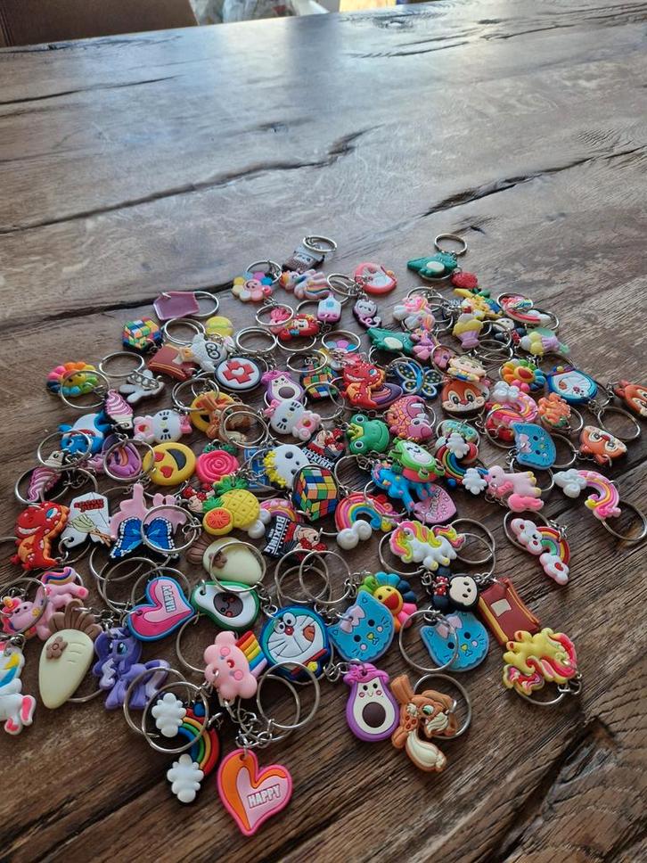 Sleutelhangers poppetjes etc. - partij 100 stuks - NIEUW, Verzamelen, Sleutelhangers, Nieuw, Knuffel of Figuurtje, Ophalen of Verzenden