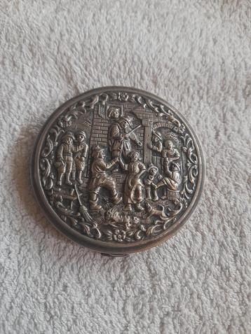 Vintage Poederdoos met Reliëf beschikbaar voor biedingen