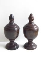 2 mooie oude bronzen mantel /schoorsteen vazen met deksel, Overige materialen, Overige kleuren, Ophalen of Verzenden, Zo goed als nieuw