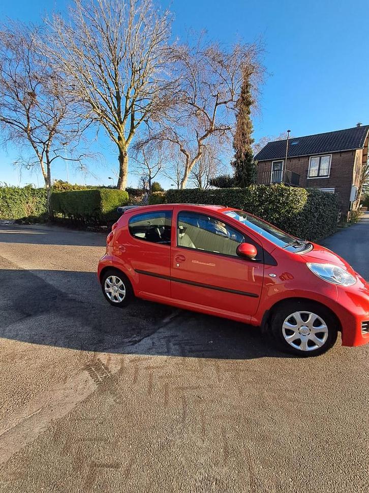 Peugeot 107 1.0 12V 5DR 2-TRONIC 2010 Rood, Auto's, Peugeot, Particulier, ABS, Airbags, Airconditioning, Boordcomputer, Centrale vergrendeling
