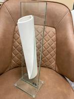 Moderne witte vaas met glazen frame merk Peri, 50 tot 75 cm, Wit, Ophalen of Verzenden, :