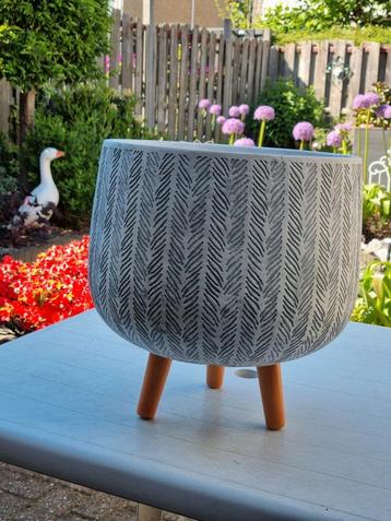 Mooie Plantenbak 
Glasvezelcement, sterker dan fiberclay  beschikbaar voor biedingen