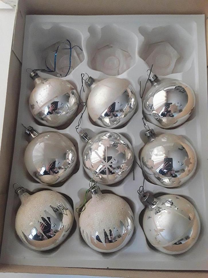 9 Oude, glazen gedecoreerde zilverkleurige kerstballen.Retro, Diversen, Kerst, Gebruikt, Ophalen of Verzenden