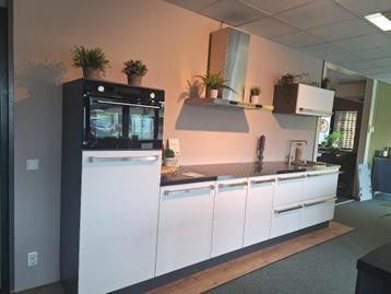 Witte showroom keuken inclusief apparatuur beschikbaar voor biedingen