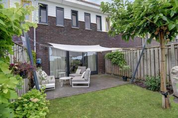Nesling palen + schaduwdoek beschikbaar voor biedingen