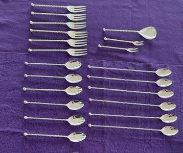 Verzilverd bestek AH 90 met getorste steel totaal 21 items beschikbaar voor biedingen