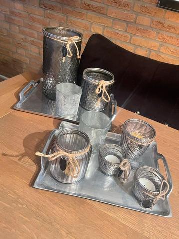 Set van 2 metalen dienbladen beschikbaar voor biedingen