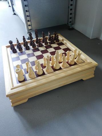 Verhoogd houten schaakbord met houten stukken  beschikbaar voor biedingen