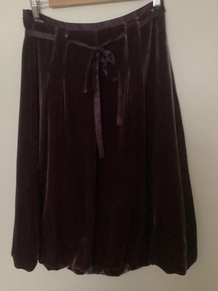 Aubergine rok, fluweel, met dubbele onderzoom maat 38, Kleding | Dames, Rokken, Zo goed als nieuw, Maat 38/40 (M), Paars, Knielengte