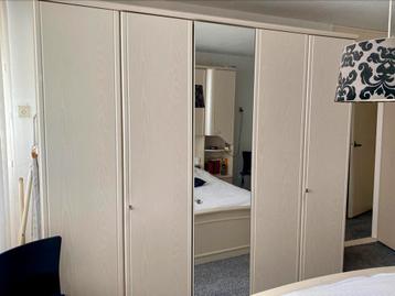 Kleding kast beschikbaar voor biedingen