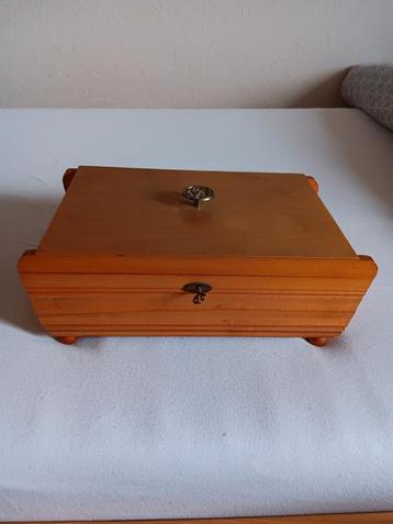 vintage houten naaibox naaikist naaidoos sierradenkistje beschikbaar voor biedingen